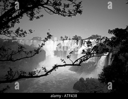 Puissant impétueux big énorme superbe magnifique cascade d'eau marron Foz do Iguazu Argentine Amérique Latine du Sud Banque D'Images