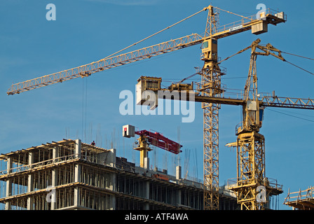 Grues sur un chantier de construction Banque D'Images