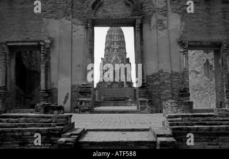 Plusieurs Triple entrée symétrique à l'énorme brique ancienne haute magnifique temple hindou a Ayuthaya Thaïlande Asie du sud-est Banque D'Images