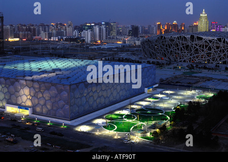 Centre national de natation et Stade national pour les Jeux Olympiques de Beijing 2008 au crépuscule. 27-Feb-2008 Banque D'Images