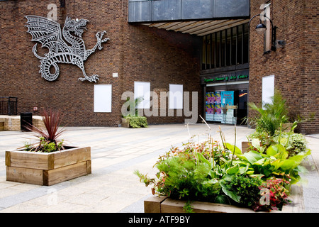 Entrée principale du théâtre de wyverne, Swindon, Wiltshire, Royaume-Uni prises à partir de la Place du Théâtre Banque D'Images