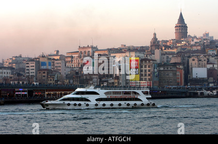 Vue sur la Corne d'or, Istanbul Eminönü de. Ferry traverse le Bosphore depuis la partie asiatique de la ville d'Europe Banque D'Images