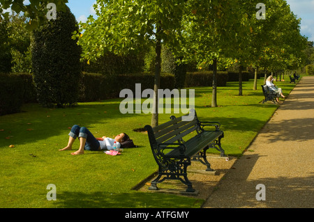 Les gens se reposant dans Regents Park à Londres Angleterre Royaume-uni Banque D'Images