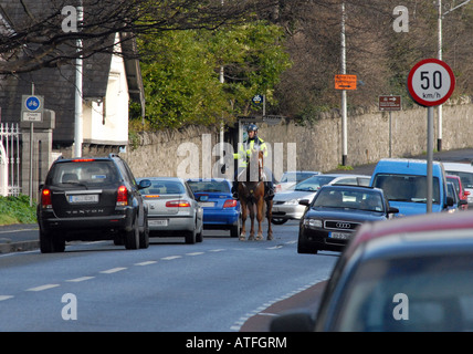 Monté sur un cheval policier irlandais trafic arrêt www osheaphotography com Banque D'Images