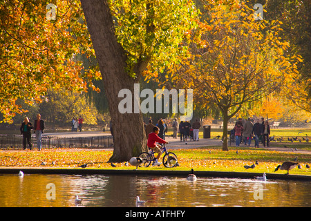 Petit garçon à vélo dans Regents Park Londres Angleterre Banque D'Images