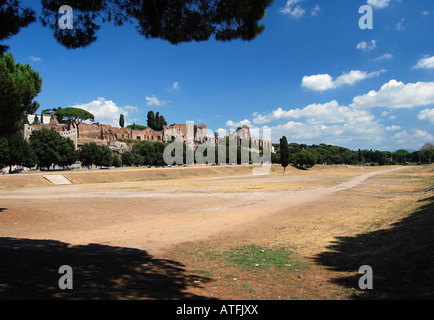 Recherche à travers le Cirque Maxime à Rome avec le Forum romain dans la distance. Banque D'Images