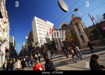 ISTANBUL, TURQUIE. Shoppers samedi en passant par les portes de l'Galatasary Lycee sur Istiklal Caddesi dans quartier de Beyoglu. L'année 2007. Banque D'Images