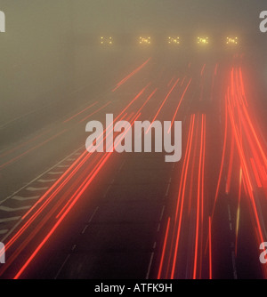 Un brouillard épais sur l'autoroute M25 approche de la Dartford crossing Londres Angleterre Kent UK. Banque D'Images