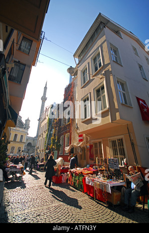 ISTANBUL, TURQUIE. Le dimanche matin au marché de rue, avec l'Ortakôy Mosquée Mecidiye derrière. Banque D'Images