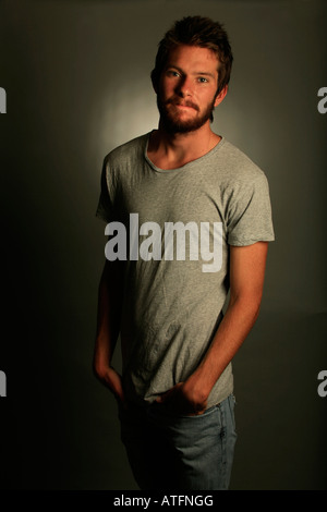 Jeune homme en jeans et T-shirt Banque D'Images