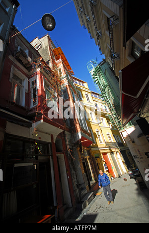 ISTANBUL, TURQUIE. Sofyali Sokagi à l'extrémité sud de l'avenue Istiklal Caddesi dans quartier de Beyoglu. L'année 2007. Banque D'Images