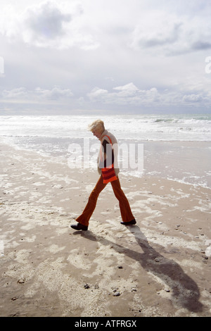 Femme de prendre une marche sur une plage Banque D'Images