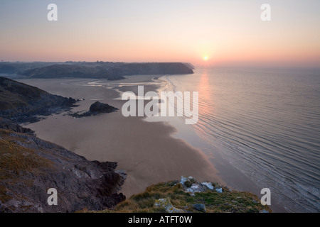 Les falaises de la baie de trois grand Tor au lever de Gower Wales Banque D'Images