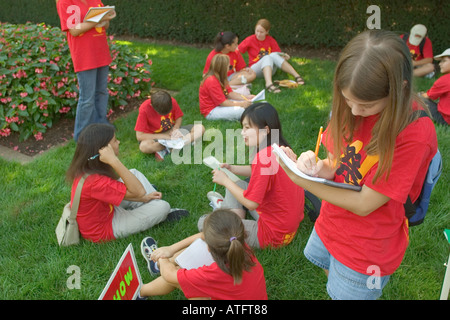 Un groupe de filles de l'école prend des notes sur le terrain lors d'un voyage au festival japonais une activité annuelle au Jardin Botanique du Missouri Banque D'Images