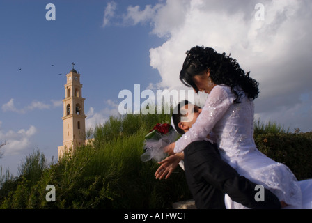 Mariée juive et marié pendant la séance de photographie avant mariage à Vieux Jaffa Israël Banque D'Images