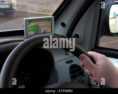 Mans main tenant le volant d'un van de la conduite dans le centre-ville de Belfast après directions sat nav Banque D'Images