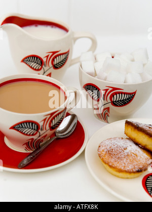 Tasse de thé avec du lait et du sucre - servi dans vintage china ware (années 1950/60), l'ACEI Wade Banque D'Images