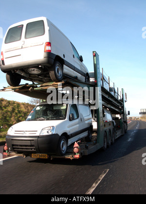 Fourgonnettes blanches à l'arrière d'un véhicule voiture transporter fournis tout au long de l'autoroute en dehors de Belfast Banque D'Images