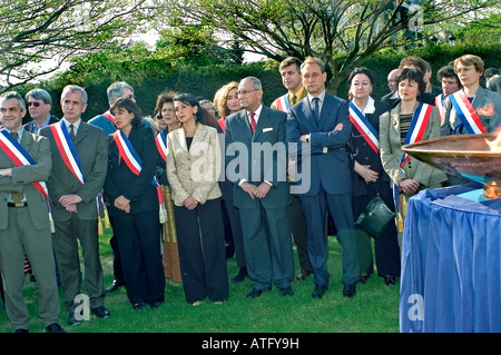 Paris France, cérémonies commémoratives hommage aux triangles roses Paris Mayor 'Bertrand Delanoe' (Centre à bras croisés) Groupe politique, commémoration Banque D'Images