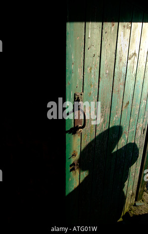 Un Old Weathered Wooden, porte laissée ouverte. Banque D'Images