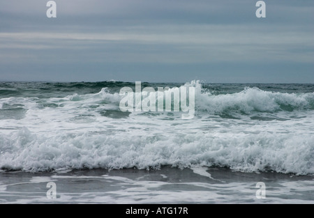 Vagues se brisant sur le rivage - tourné sur la côte sud de l'Angleterre, tôt le matin. Banque D'Images