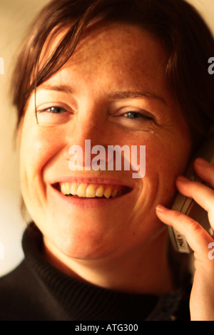 Portrait of woman on cell phone Banque D'Images