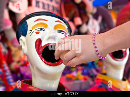 Prendre une chance en mettant la balle dans la bouche de clowns pour voir où il terres Banque D'Images