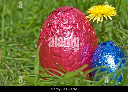 Oeufs de Pâques dans l'herbe avec une fleur Banque D'Images