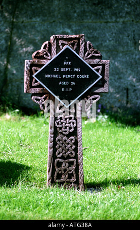 Simple en bois marquant la tombe d'un moine sur l'île de Caldey Banque D'Images