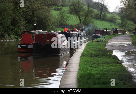 Bateaux du canal et chemin de halage du canal de Kennet et Avon à Bradford on Avon Banque D'Images