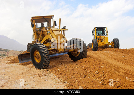 Deux racleurs road building nouvelle autoroute Oman Banque D'Images