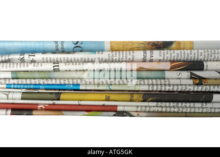 Pile de journaux isolé sur fond blanc Banque D'Images