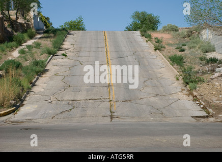 12.2005 route asphaltée à Gallup, Nouveau Mexique, USA Banque D'Images