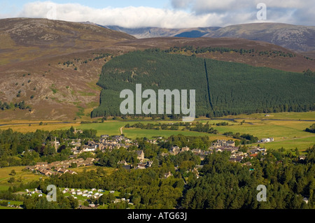 Braemar village de l'Aberdeenshire, Ecosse, à au nord de l'Est des montagnes Cairngorm de Beinn a'Bhuird Beinn et Avon. Banque D'Images