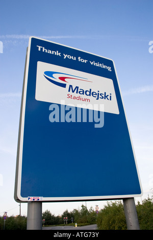 Merci de visiter Madejski Stadium Road sign Reading Berkshire Banque D'Images