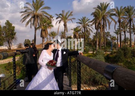 Une mariée et un marié lors de la séance de photographie avant mariage dans le 'pont de souhaitant', Old Jaffa Israel Banque D'Images