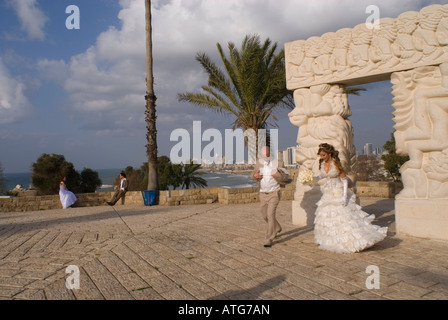 Mariée juive et marié lors de la séance de photographie avant mariage dans le 'jardin Hapisga' surplombant tel Aviv, le Vieux Jaffa Israël Banque D'Images