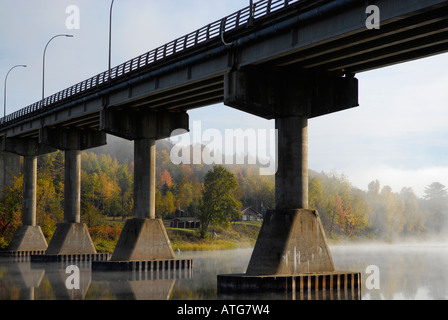 Image de chute des reflets et des ponts dans le calme de l'eau de la rivière claire sur un matin d'automne au Canada Banque D'Images