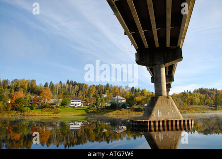 Image de chute des reflets et des ponts dans le calme de l'eau de la rivière claire sur un matin d'automne au Canada Banque D'Images