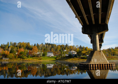 Image de chute des reflets et des ponts dans le calme de l'eau de la rivière claire sur un matin d'automne au Canada Banque D'Images