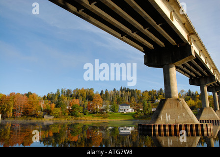 Image de chute des reflets et des ponts dans le calme de l'eau de la rivière claire sur un matin d'automne au Canada Banque D'Images