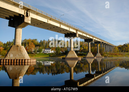 Image de chute des reflets et des ponts dans le calme de l'eau de la rivière claire sur un matin d'automne au Canada Banque D'Images