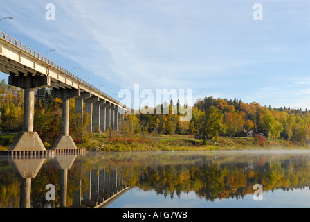 Image de chute des reflets et des ponts dans le calme de l'eau de la rivière claire sur un matin d'automne au Canada Banque D'Images