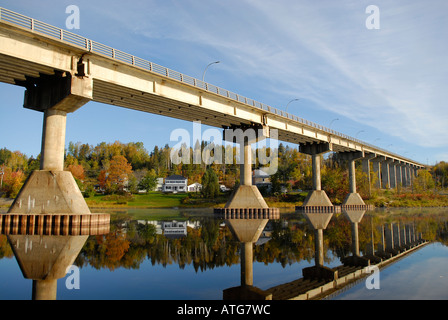 Image de chute des reflets et des ponts dans le calme de l'eau de la rivière claire sur un matin d'automne au Canada Banque D'Images