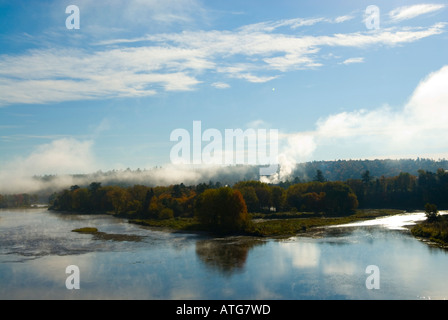 Image de la brume matinale sur la rivière Miramichi, au cours de l'automne Banque D'Images