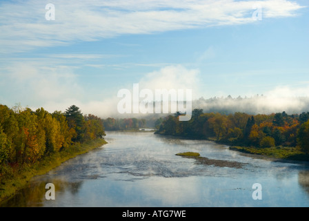 Image de la brume matinale sur la rivière Miramichi, au cours de l'automne Banque D'Images