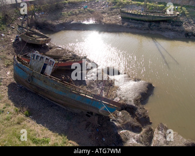 Vieux bateau de pêche sur la boue Banque D'Images