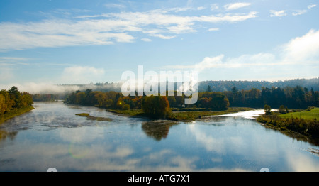 Image de la brume matinale sur la rivière Miramichi, au cours de l'automne Banque D'Images