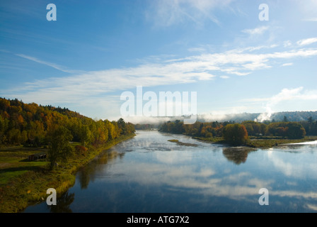 Image de la brume matinale sur la rivière Miramichi, au cours de l'automne Banque D'Images