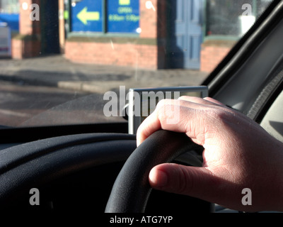 Mans part sur le haut d'un volant d'un van de la conduite dans le centre-ville de Belfast Banque D'Images